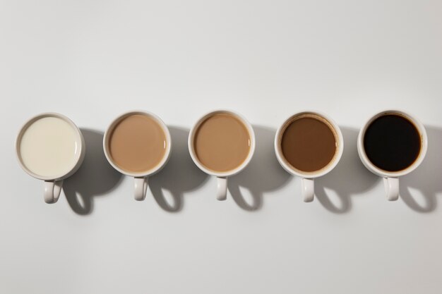 Arreglo de diferentes tazas de café vista superior