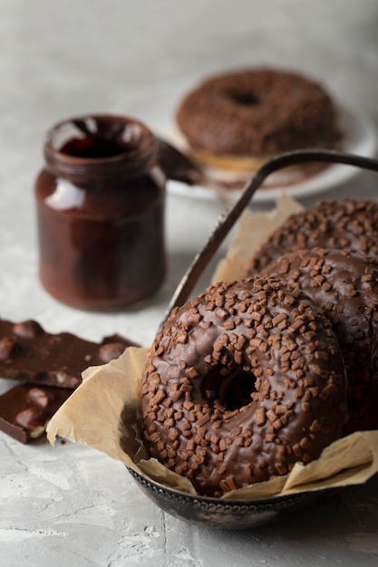 Arreglo de donas de chocolate vista frontal