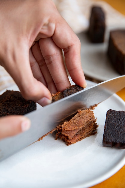 Foto gratuita arreglo dulce de postre jaggery