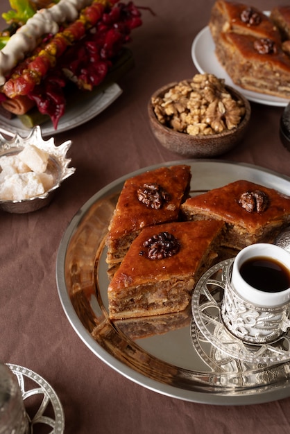 Foto gratuita arreglo de dulces deliciosos alto ángulo