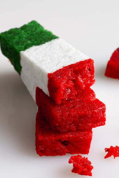 Foto gratuita arreglo de dulces mexicanos de alto ángulo