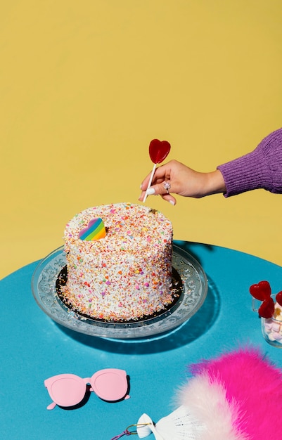 Foto gratuita arreglo de elementos del día mundial del orgullo