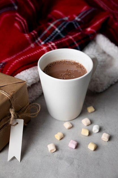 Arreglo de elementos higge de invierno con taza de chocolate caliente