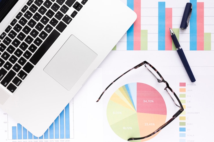 Foto gratuito arreglo empresarial creativo con gráficos coloridos