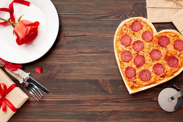 Arreglo encantador para la cena del día de San Valentín con pizza en forma de corazón