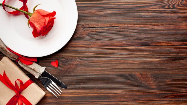 Arreglo encantador para la cena del día de San Valentín sobre fondo de madera con espacio de copia