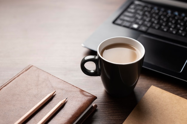 Arreglo de escritorio de alto ángulo con café