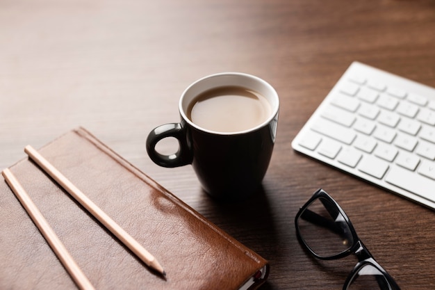 Arreglo de escritorio de alto ángulo con taza de café