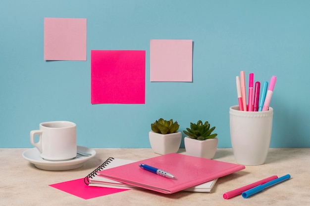 Arreglo de escritorio con cuaderno y bolígrafos