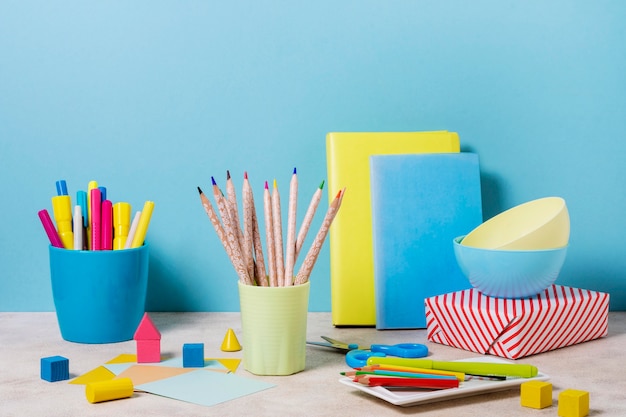 Arreglo de escritorio con cuadernos y lápices