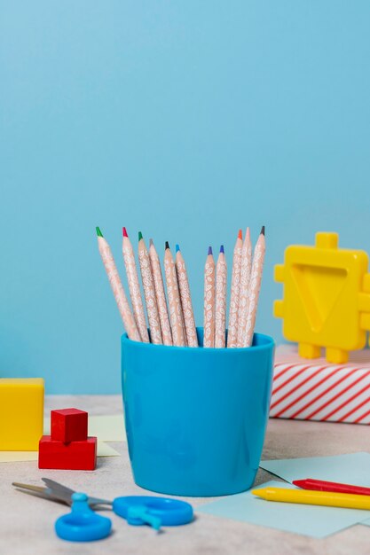 Arreglo de escritorio con lápices de colores