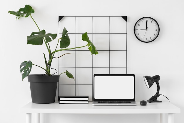 Arreglo de escritorio con laptop y planta