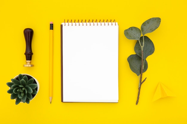 Foto gratuita arreglo de escritorio con libreta vacía