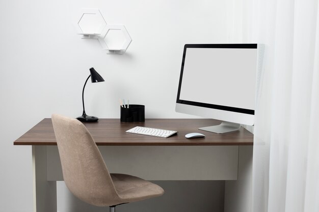 Arreglo de escritorio minimalista con lámpara