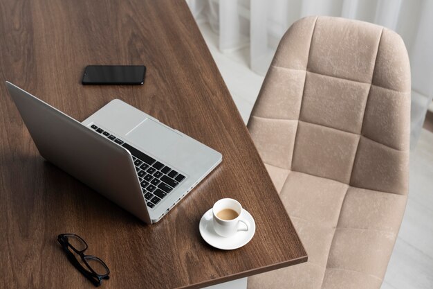 Arreglo de escritorio minimalista con laptop