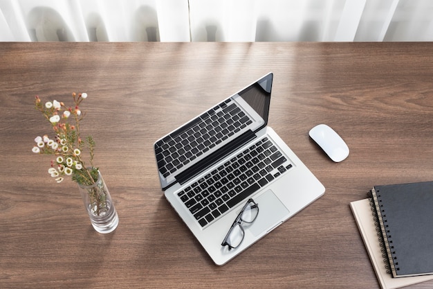 Foto gratuita arreglo de escritorio de negocios con vista superior de la computadora portátil