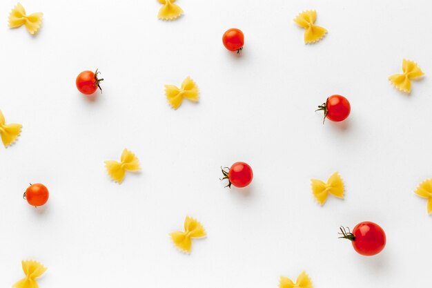 Arreglo de farfalle crudo con tomates