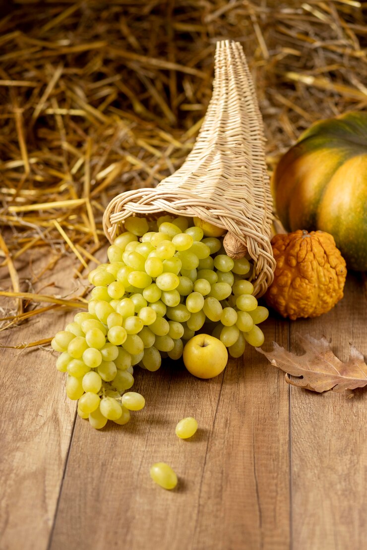 Foto gratuito arreglo festivo de cuerno de la abundancia con deliciosas comidas