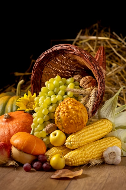 Arreglo festivo de cuerno de la abundancia con deliciosas comidas