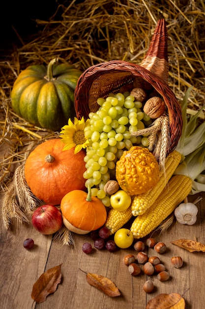 Arreglo festivo de cuerno de la abundancia con deliciosas comidas