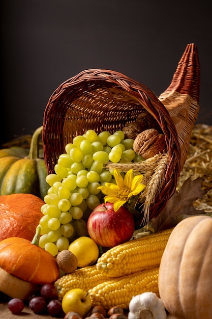 Foto gratuita arreglo festivo de cuerno de la abundancia con deliciosas comidas