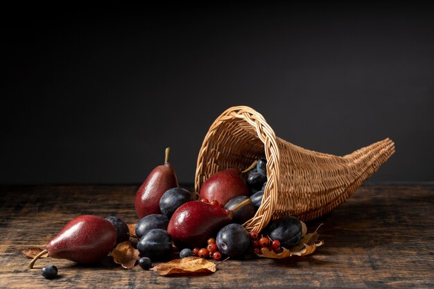 Arreglo festivo de cuerno de la abundancia con deliciosas frutas