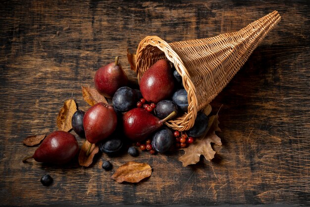 Arreglo festivo de cuerno de la abundancia con deliciosas frutas