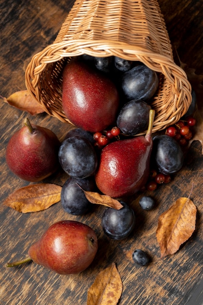 Arreglo festivo de cuerno de la abundancia con deliciosas frutas