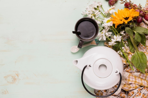 Arreglo de fiesta de té y flores.