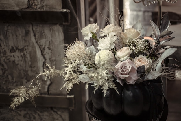 Arreglo floral de flores frescas en una calabaza