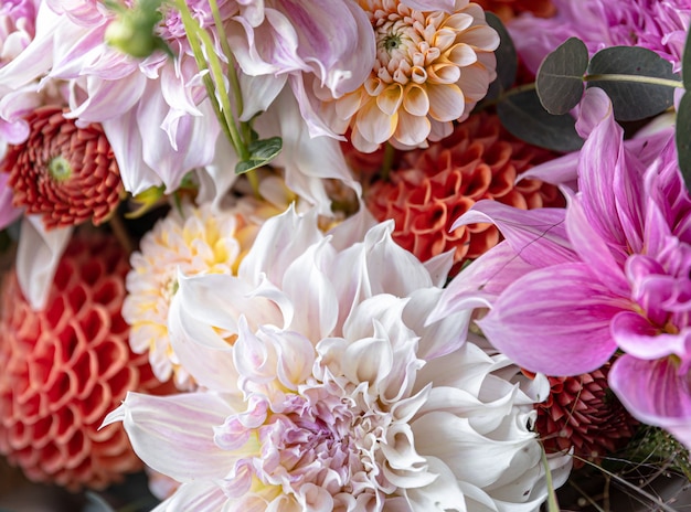 Arreglo floral con primer plano de flores de crisantemo, ramo festivo.