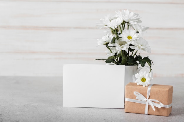 Foto gratuita arreglo de flores blancas con tarjeta vacía