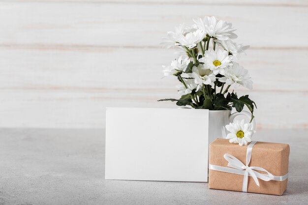 Arreglo de flores blancas con tarjeta vacía