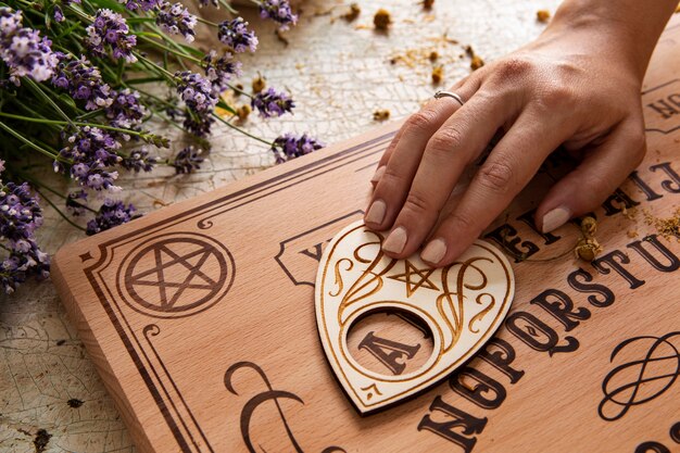 Arreglo de flores y tablero de ouija