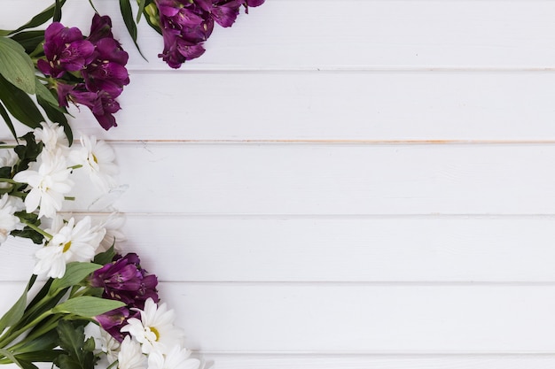 Arreglo de flores tiernas mezcladas en blanco