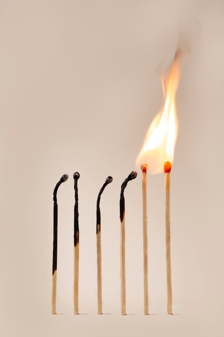 Foto gratuito arreglo de fósforos encendidos bodegón