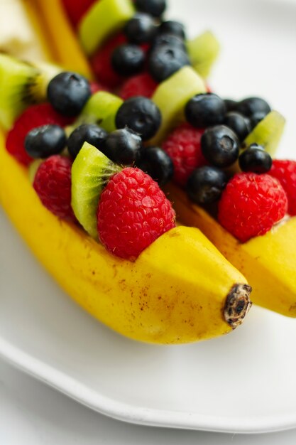 Arreglo de frutas deliciosas de alto ángulo