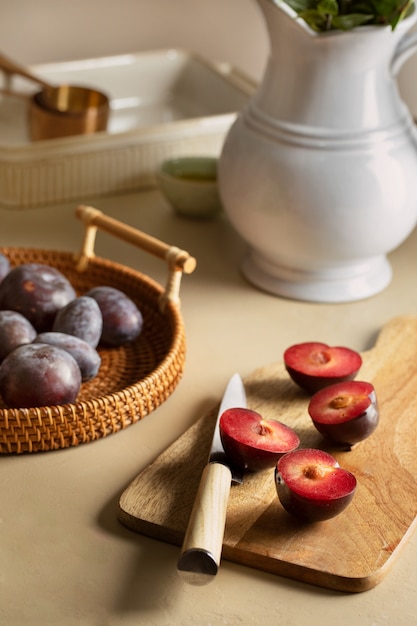 Foto gratuita arreglo de frutas deliciosas de alto ángulo