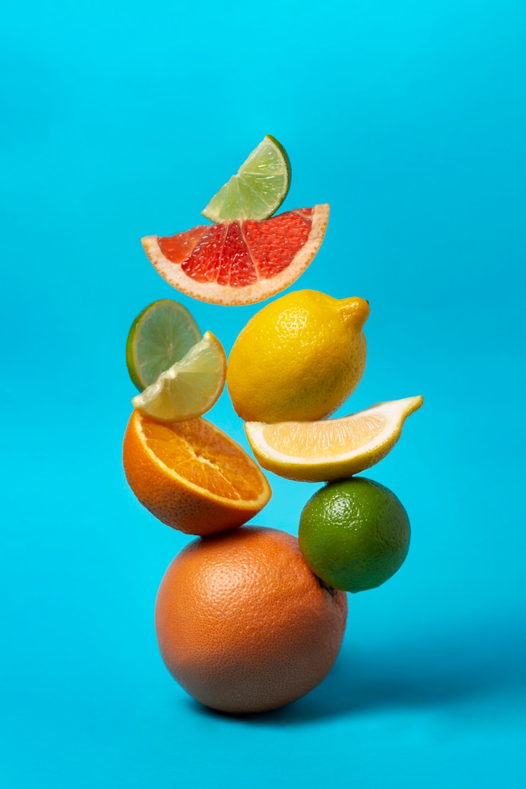 Foto gratuito arreglo de frutas frescas con fondo azul.