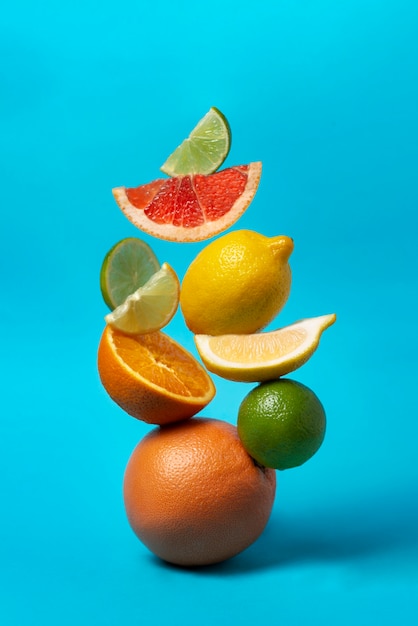 Arreglo de frutas frescas con fondo azul.