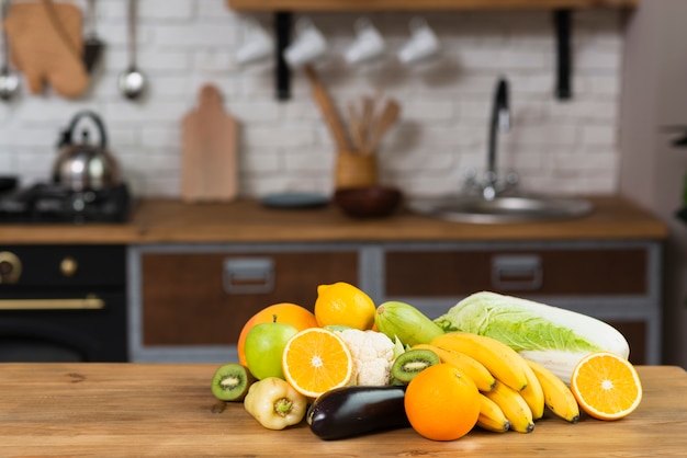 Foto gratuita arreglo con frutas y verduras en la cocina.