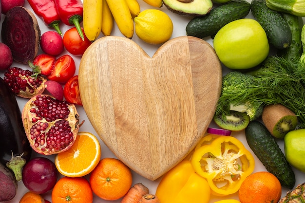 Foto gratuita arreglo de frutas y verduras de vista superior