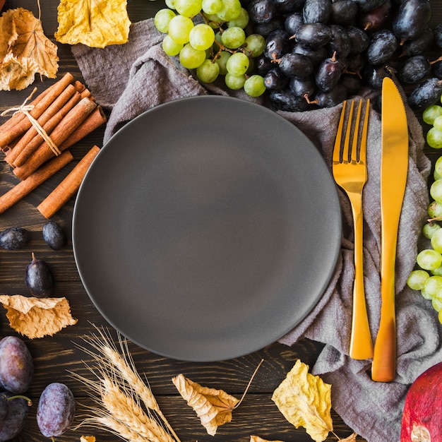 Arreglo de frutas vista superior con plato