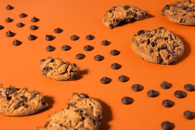 Arreglo de galletas con chispas de chocolate de alto ángulo