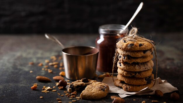 Arreglo de galletas de chocolate con espacio de copia