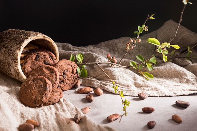 Arreglo con galletas de chocolate y granos de cacao.