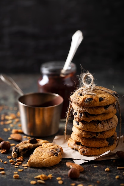 Foto gratuita arreglo de galletas de chocolate vista frontal