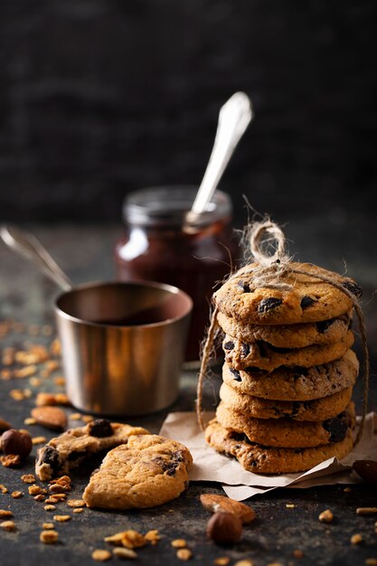 Arreglo de galletas de chocolate vista frontal