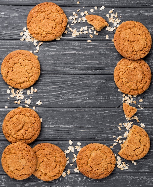 Arreglo de galletas y granos con espacio de copia