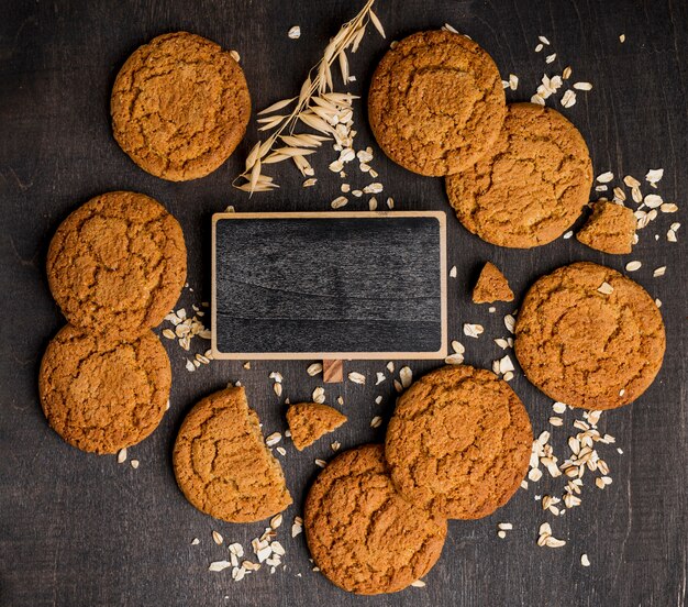 Arreglo de galletas y pizarra vacía